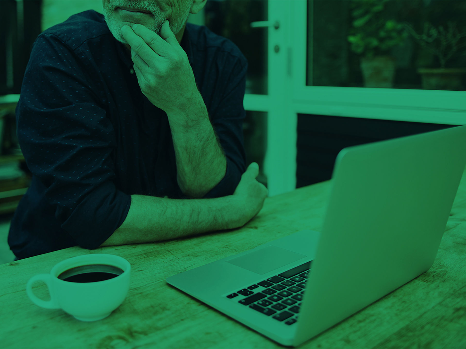 PB Mand Tænker Computer Greenoverlay